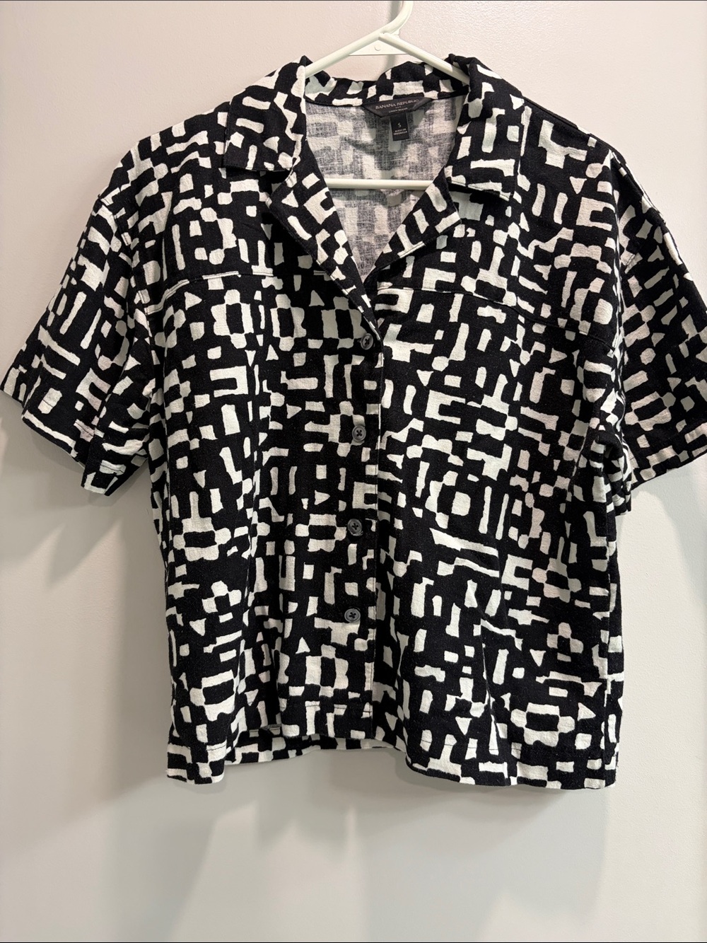 Banana Republic Black and White Short Sleeve Button-Up Shirt